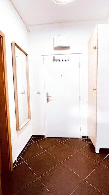 Moderny Apartman S Parkovanim براتسيلافا المظهر الخارجي الصورة