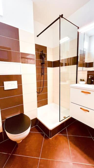 Moderny Apartman S Parkovanim براتسيلافا المظهر الخارجي الصورة