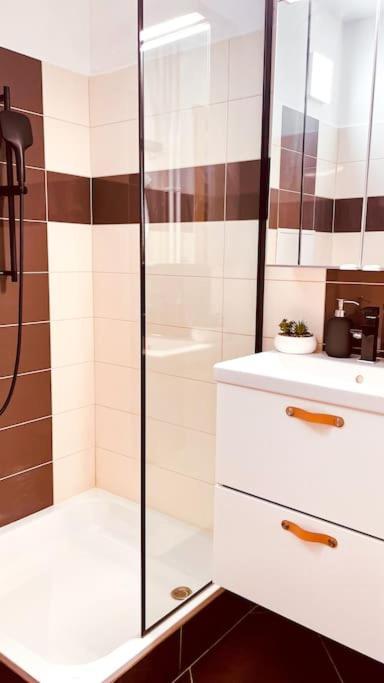 Moderny Apartman S Parkovanim براتسيلافا المظهر الخارجي الصورة